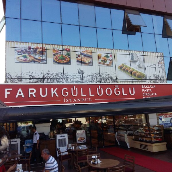 Faruk Güllüoğlu Mağaza Cephe Tasarımı ve Tabela Uygulaması